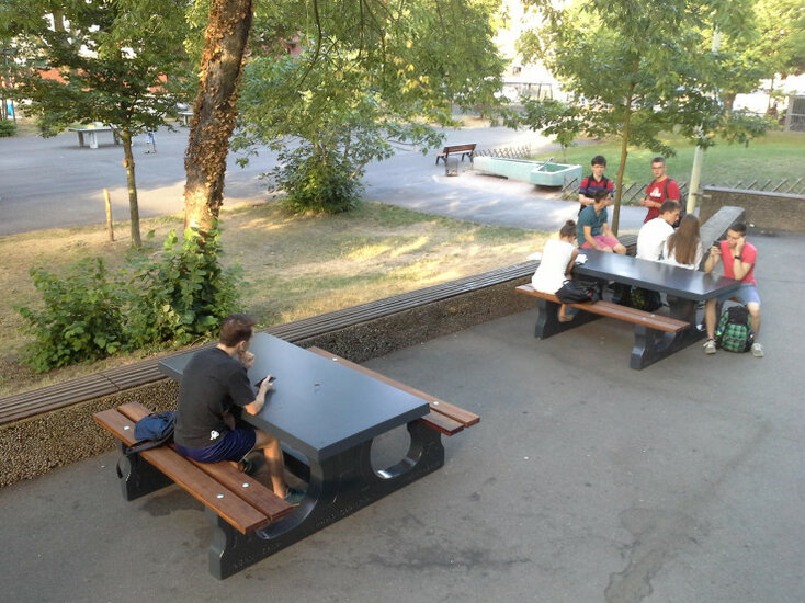 mensen zitten op twee Betonnen Picknickset DeLuxe met Bamboe Zitvlak en Antraciet Gelakt