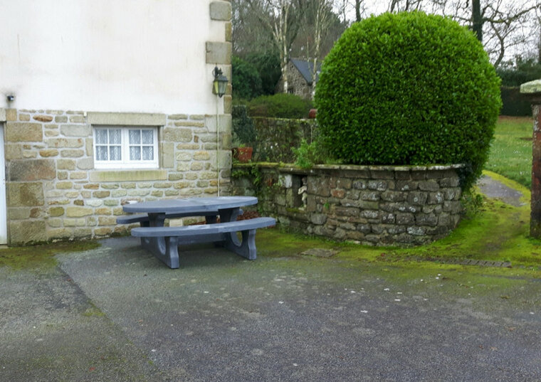 Antraciet Betonnen Picknickset Standaard Ovaal naast huis