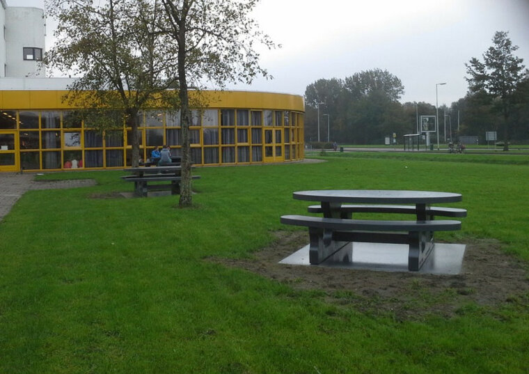 Betonnen Picknickset Standaard Ovaal Antraciet Gelakt bij openbaar gebouw