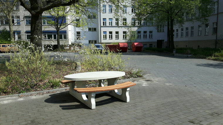 Naturel Betonnen Picknickset DeLuxe Ovaal met Bamboe Zitvlak op plein