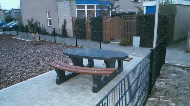 Betonnen Picknickset DeLuxe Ovaal Antraciet Gelakt met Bamboe Zitvlak in speeltuin