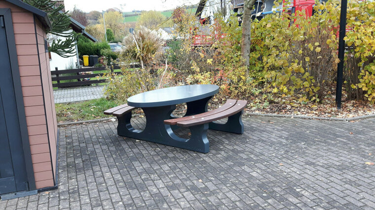 Betonnen Picknickset DeLuxe Ovaal Antraciet Gelakt met Bamboe Zitvlak op straat