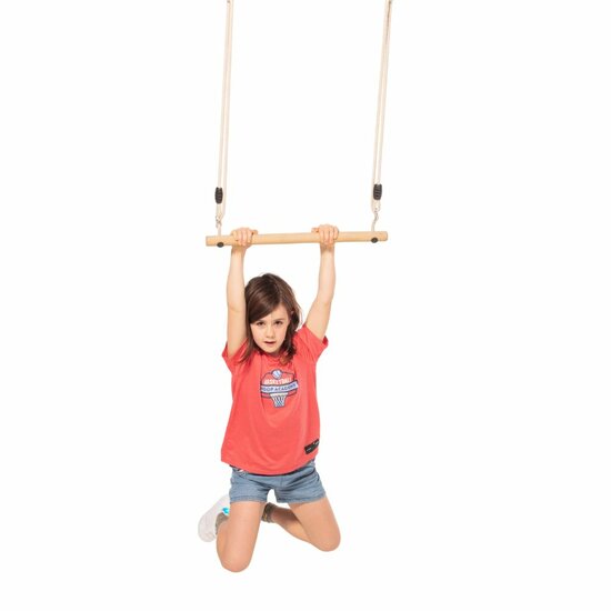 kind swingt aan Houten Trapeze met Beige BR-touw