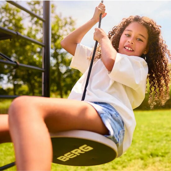 Meisje schommelt op BERG schotelschommel