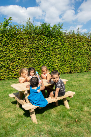 Sfeerfoto van de kinder picknicktafel