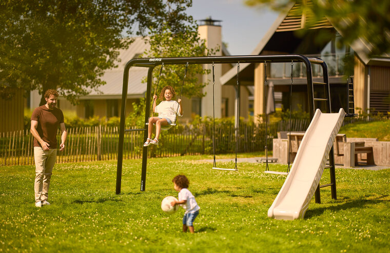 gezin speelt voor BERG playbase met glijbaan