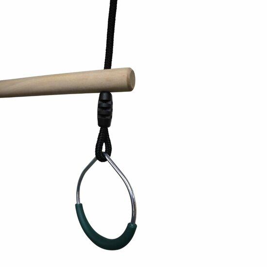 Houten trapeze met groene ringen close up