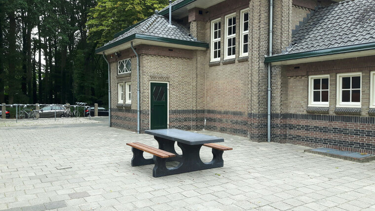 Antraciet Betonnen Picknickset DeLuxe Rolstoeltoegankelijk op een plein