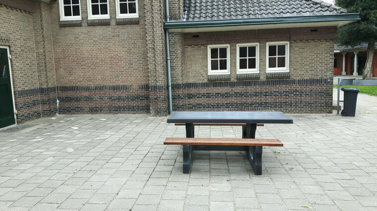 Antraciet Betonnen Picknickset DeLuxe Rolstoeltoegankelijk op stenen