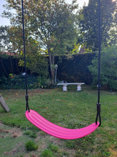 Kunststof Schommelzitje Soepel Roze met Zwart BR-touw sfeerfoto