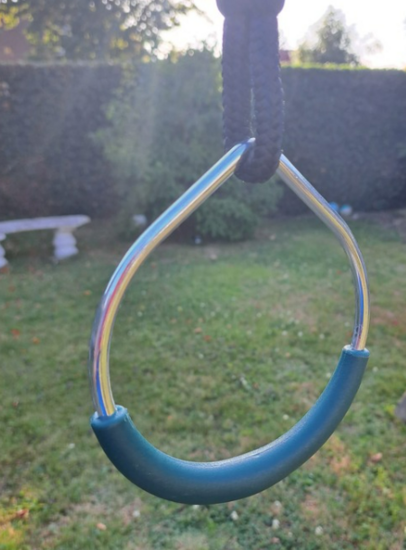 Close up Houten Trapeze met Groene Metalen Ringen en Zwart BR-touw