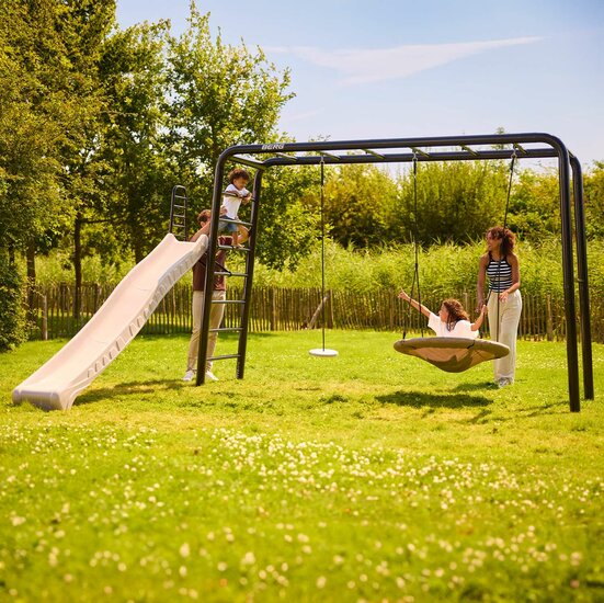 gezin speelt met BERG PlayBase Large