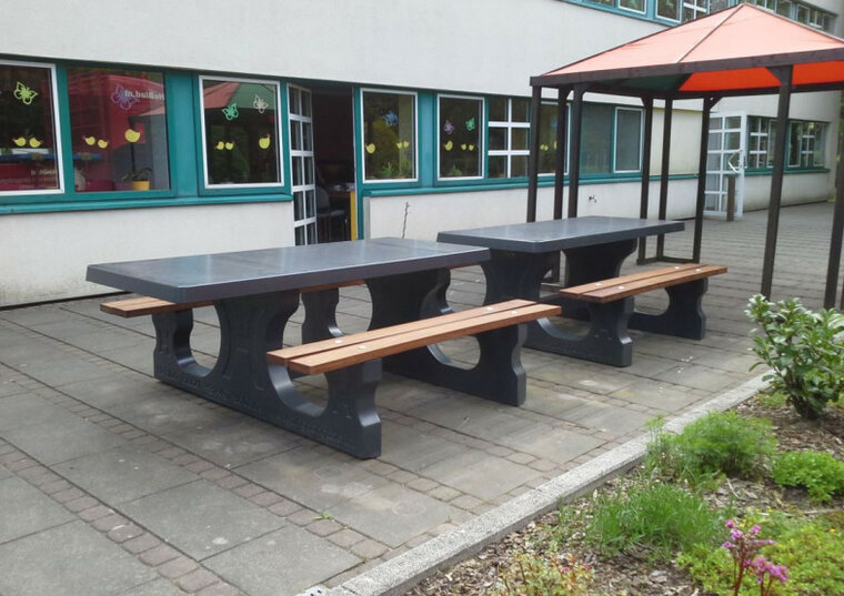 Betonnen Picknickset DeLuxe Rolstoeltoegankelijk Antraciet Gelakt op een terras