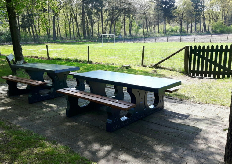 Betonnen Picknickset DeLuxe Rolstoeltoegankelijk Antraciet Gelakt bij grasveld