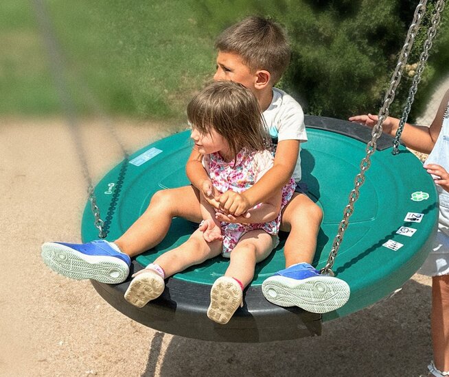 Kinderen zitten op Nestschommel Polyethyleen Groen Openbaar Ø95 cm met Rubberen Bumpers