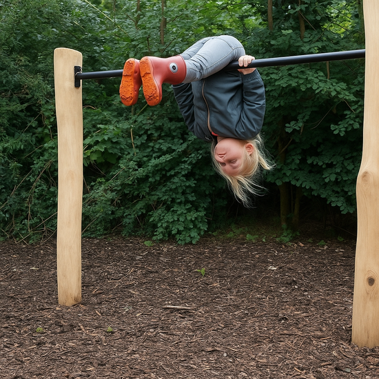 kind duikelt op robinia duikelrek met antraciete duikelstang