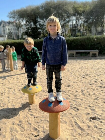 Sfeerfoto van spelende kinderen op de paddestoel