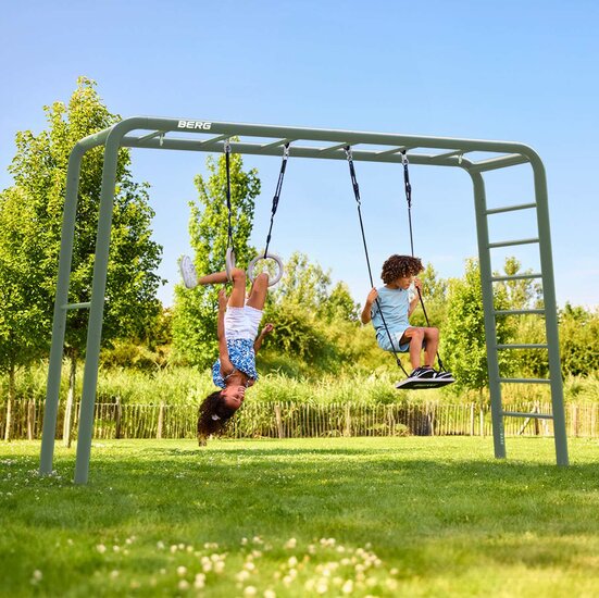 kinderen schommelen op BERG PlayBase Large Pastel Groen met Duikelrek en Klimrek