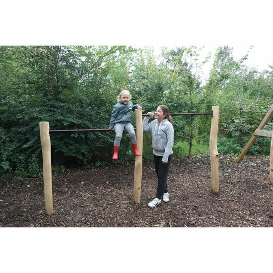 meisje staan bij robinia duikelrek duo met zwarte duikelstangen