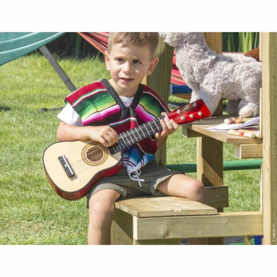jongen met gitaar zit op bankje