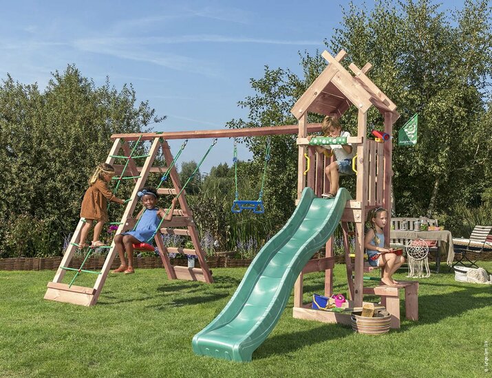kinderen spelen op Douglas Houten Speeltoren Jungle Totem met Groene Glijbaan en Klimnet