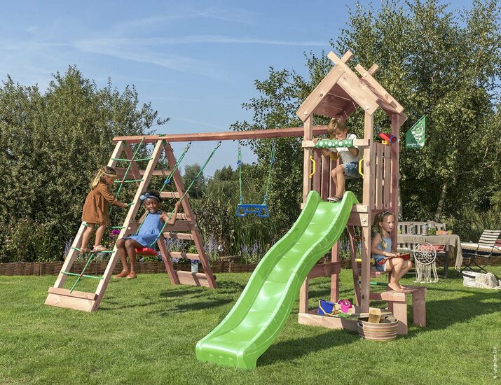 kinderen spelen op Douglas Houten Speeltoren Jungle Totem met Lichtgroene Glijbaan en Klimnet