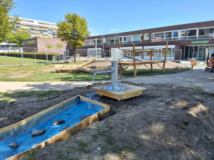 Sfeerfoto Handpomp H2O Verhoogde Uitvoering met Zuigslang voor Openbaar Gebruik