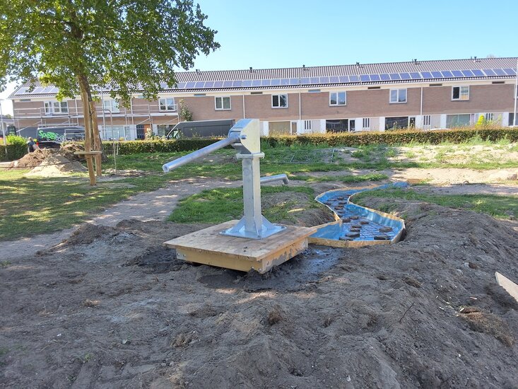 Sfeerfoto Handpomp H2O Verhoogde Uitvoering met Pompcilinder voor Openbaar Gebruik