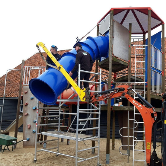 installatie blauwe maatwerk glijbaan Kunstpark de zandloper