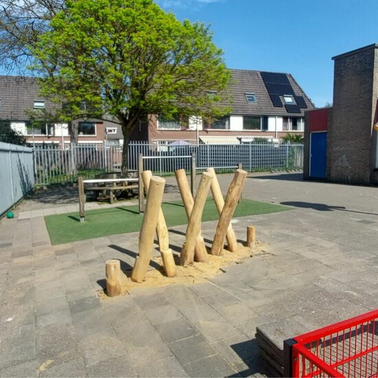 B-Play Robinia Stelten Schuin (6 Stuks) Openbaar - Module 1 op schoolplein