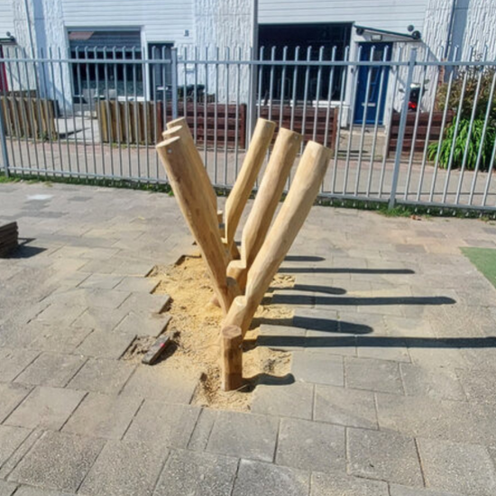 vooraanzicht van B-Play Robinia Stelten Schuin (6 Stuks) Openbaar - Module 1 op straat