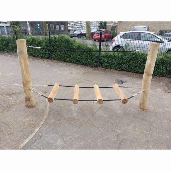 zijaanzicht van B-Play Robinia Wiebelbrug Klein met Stappalen Openbaar - Module 3B-Play Robinia Wiebelbrug Klein met Stappalen