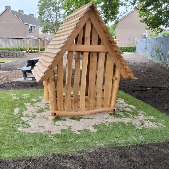 achterkant B-Play Speelhuisje Benny Openbaar bij bankjes