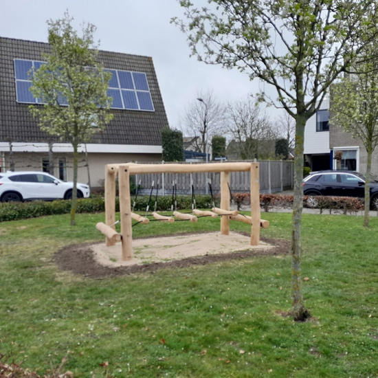B-Play Wiebelbrug Robinia Openbaar 300 cm op grasveld