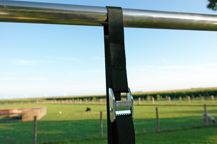 spanband van B-Play kunststof fitness ringen Ø18 cm Zwart met zwarte bandjes over paal