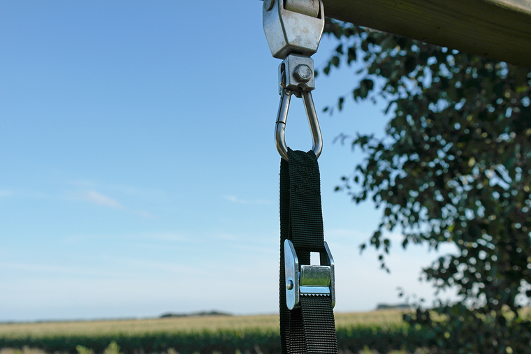 spanband van B-Play kunststof fitness ringen Ø18 cm Zwart met zwarte bandjes door schommelhaak