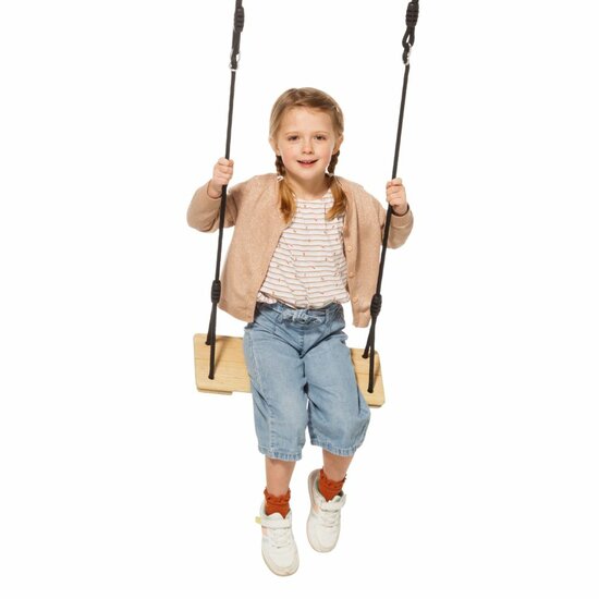 meisje schommelt op B-Play Schommelzitje Verduurzaamd Hout 2.40 m Zwart BR Touw Geschroefd