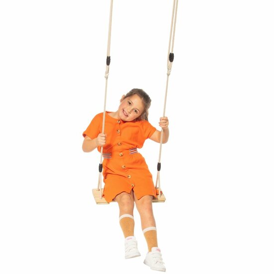 meisje schommelt op B-Play Schommelzitje Verduurzaamd Hout 2.40 m Beige BR Touw Geschroefd
