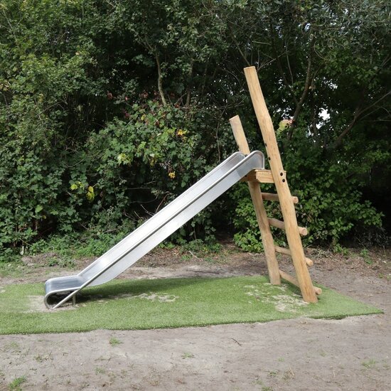 B-Play Vrijstaande Robinia trap 100 cm met RVS Glijbaan naast de bosjes