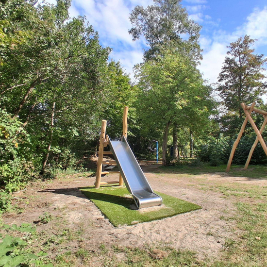 B-Play Vrijstaande Robinia trap 150 cm met RVS Glijbaan tussen de bomen