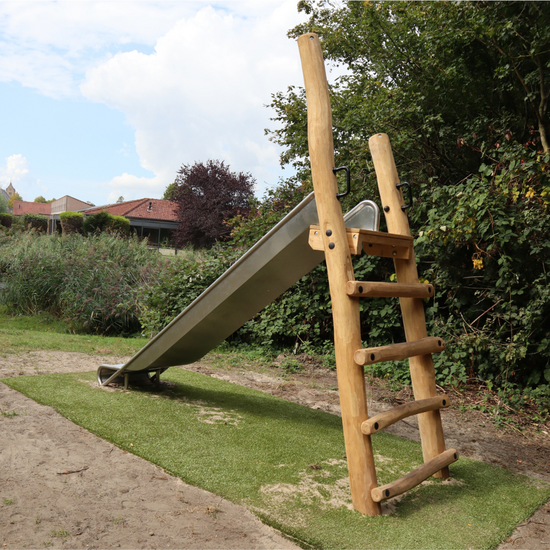 B-Play Vrijstaande Robinia trap 150 cm met RVS Glijbaan op kunstgras