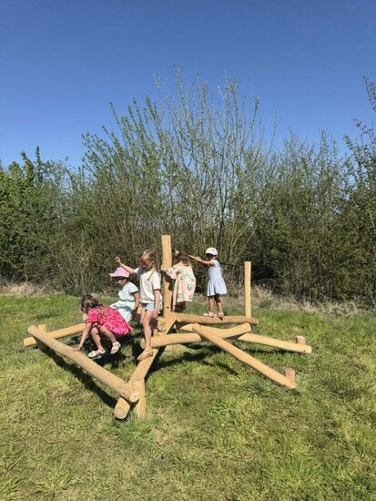 Lekker spelen me meerdere kinderen op het speeltoestel mierennest