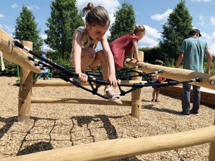 Klimmen en klauteren op het Eco-Play Robinia Ooievaarsnest 