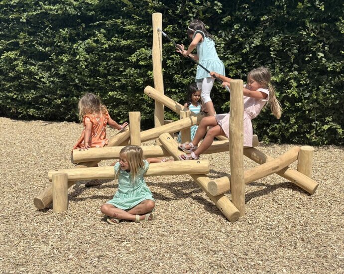 Spelen op het eco-play speeltoestel termietenheuvel