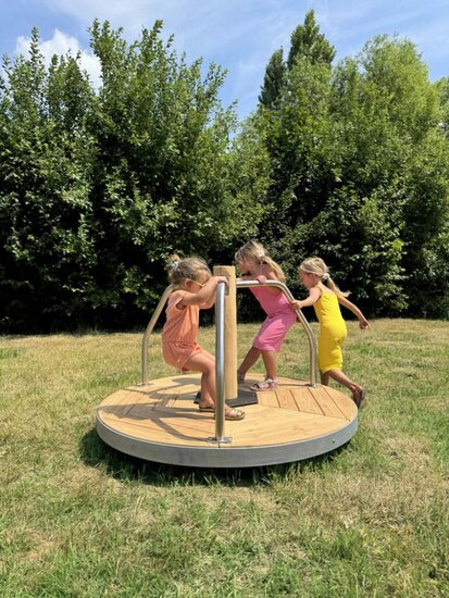 Sfeerfoto van de carrousel met spelende kinderen