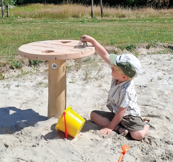 Spelen in het zand met de Eco-Play Robinia Zandtafel met Figuren