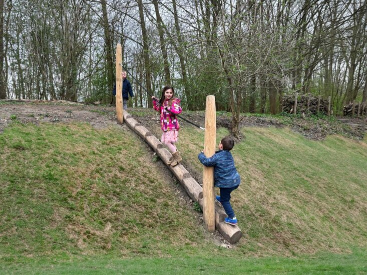 Sfeerfoto van de langere heuveltrap met spelende kinderen