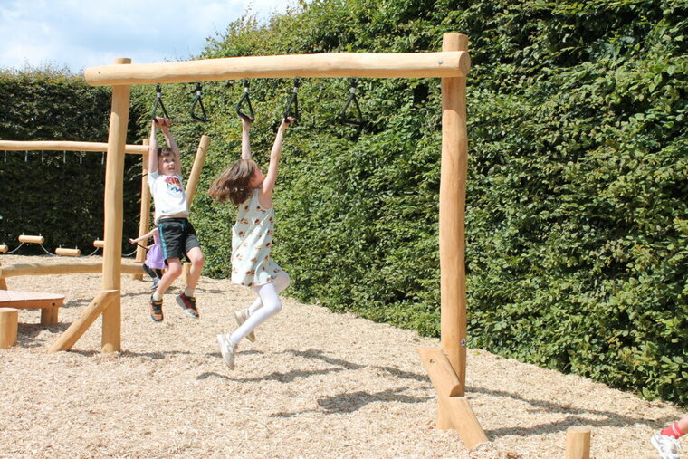 Sfeerfoto van de eco-play robinia giraf