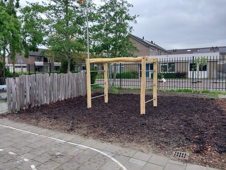 zijaanzicht van B-Play Robinia Apenbrug Openbaar - Module 7