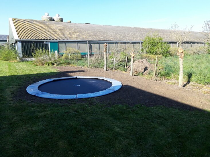 ingegraven trampoline in het gazon